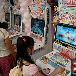 A Lot People playing Aikatsu! Data Carddass (Seri ke 1)
Source: Jurnalotaku.com
