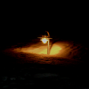 Teh lamp is being attacked by teh snow! D: