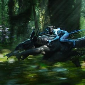 A Na'vi (Neytiri) riding a Thanator