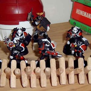 group shot
a pic of my 10 man marine squad
all of them unique
left to right
Flamer
plasma (heavily scratch made)
Missile Launsher
extra large c
