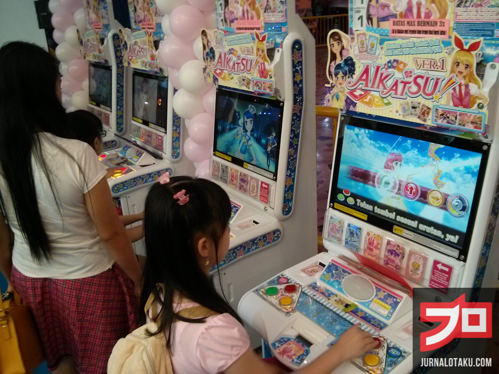 A Lot People playing Aikatsu! Data Carddass (Seri ke 1)
Source: Jurnalotaku.com