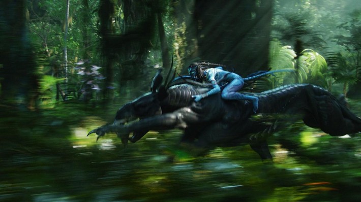 A Na'vi (Neytiri) riding a Thanator