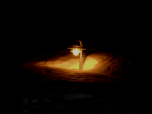 Teh lamp is being attacked by teh snow! D: