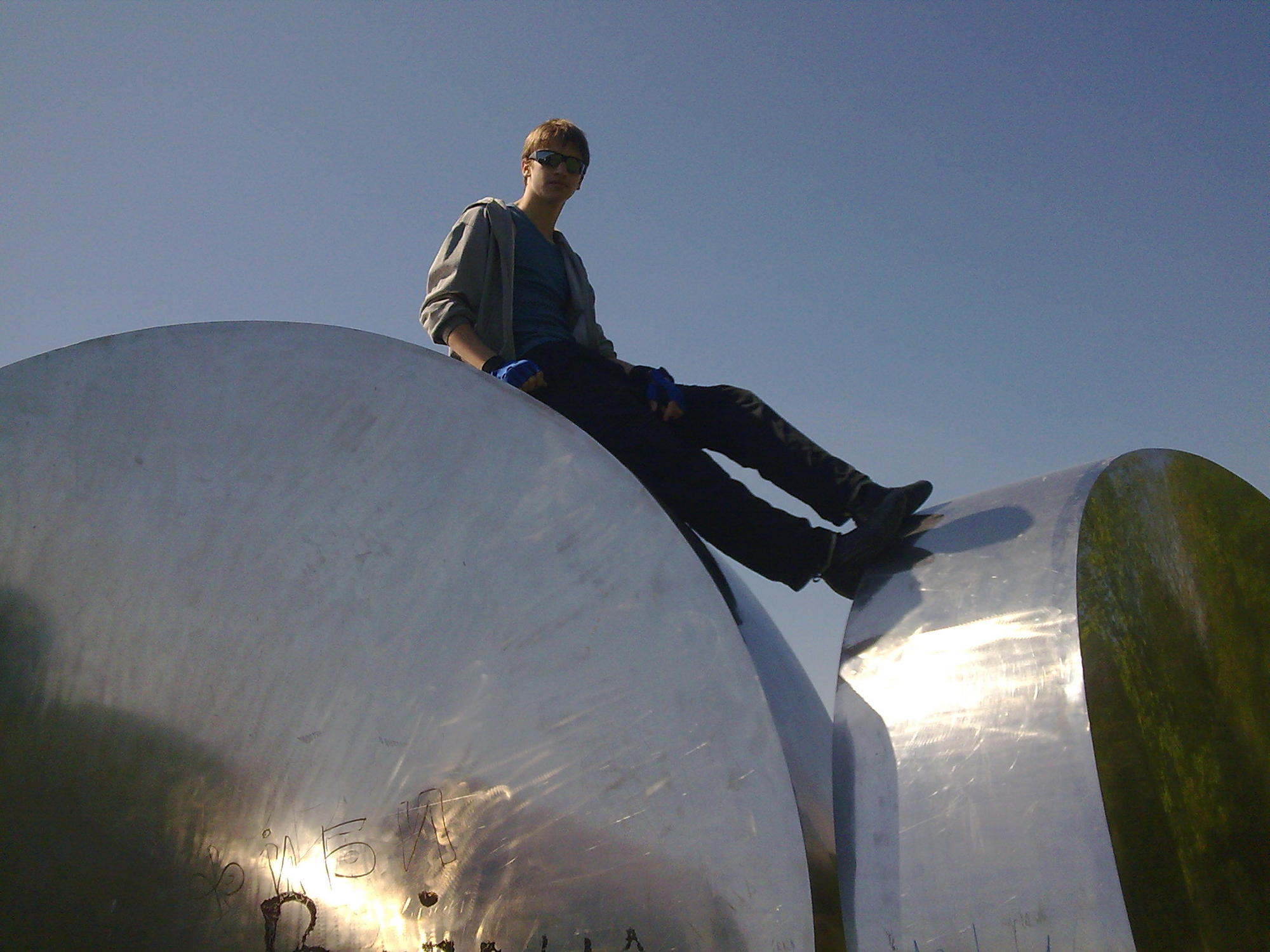 Underneath me are two of the 7 giant metal plates. A "statue" that is part of the Sumarice.