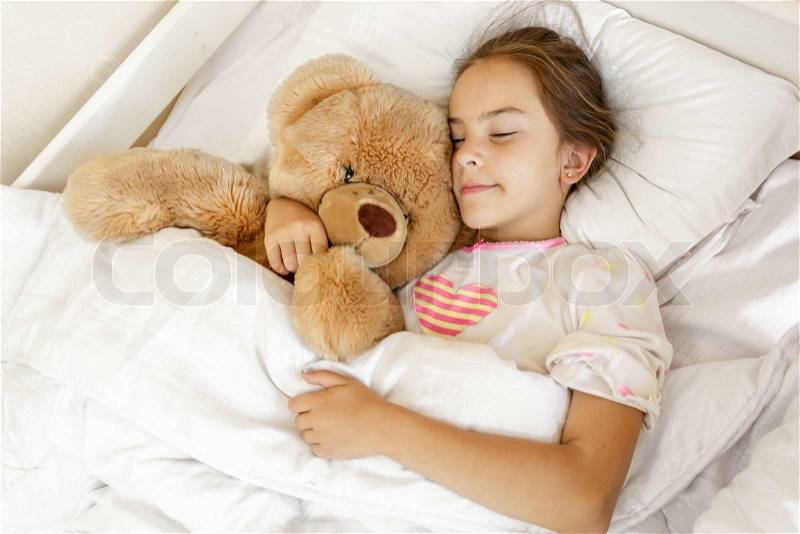11615935-cute-girl-sleeping-and-hugging-big-teddy-bear-at-bed.jpg