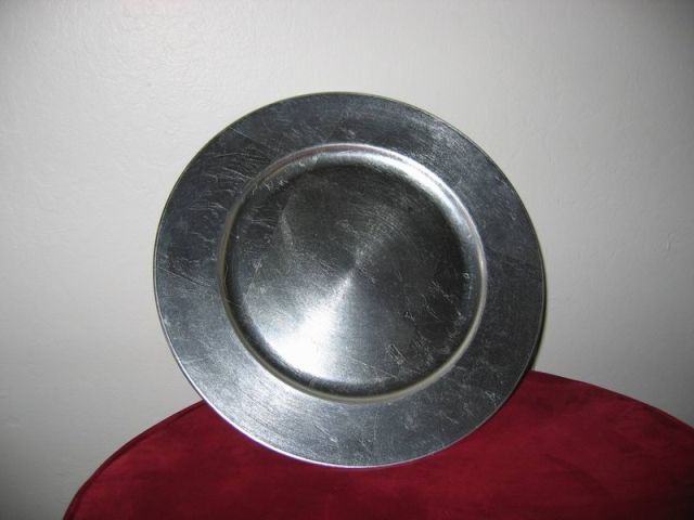 Metal_plate_on_table.jpg