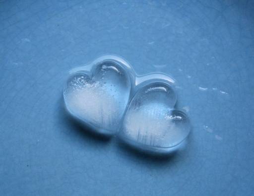 6410_tn_melting%20heart%20ice%20cubes.jpg
