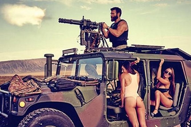 Dan-Bilzerian-mini-gun-670x447.jpg