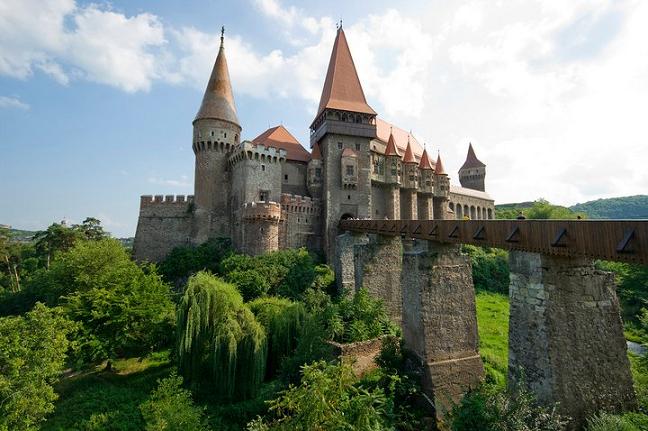 Castelul-Corvinilor.jpg