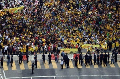 peaceful-bersih-sit-down-protest.jpg