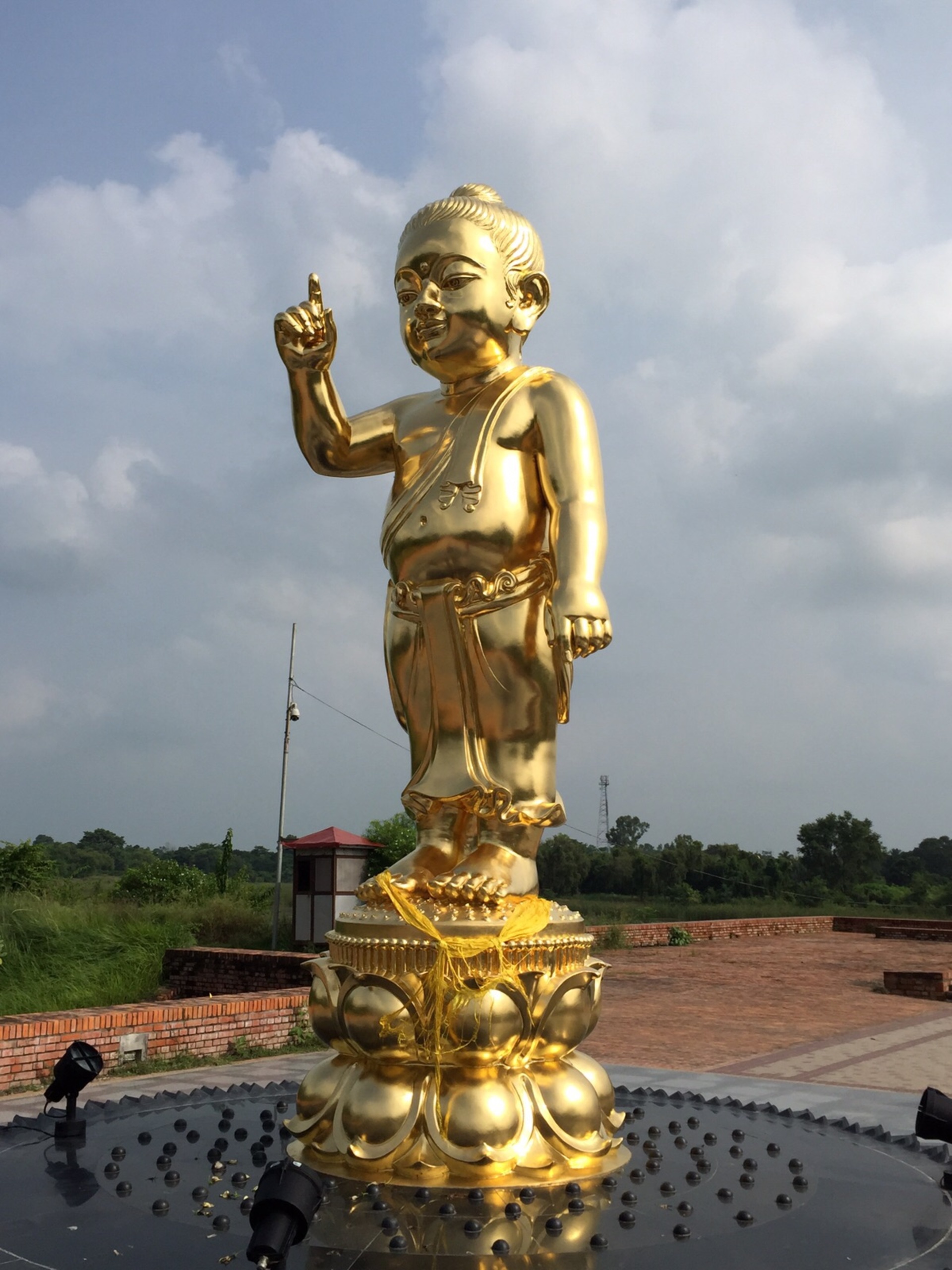 gold-buddha-statue-lumbini-3.jpg