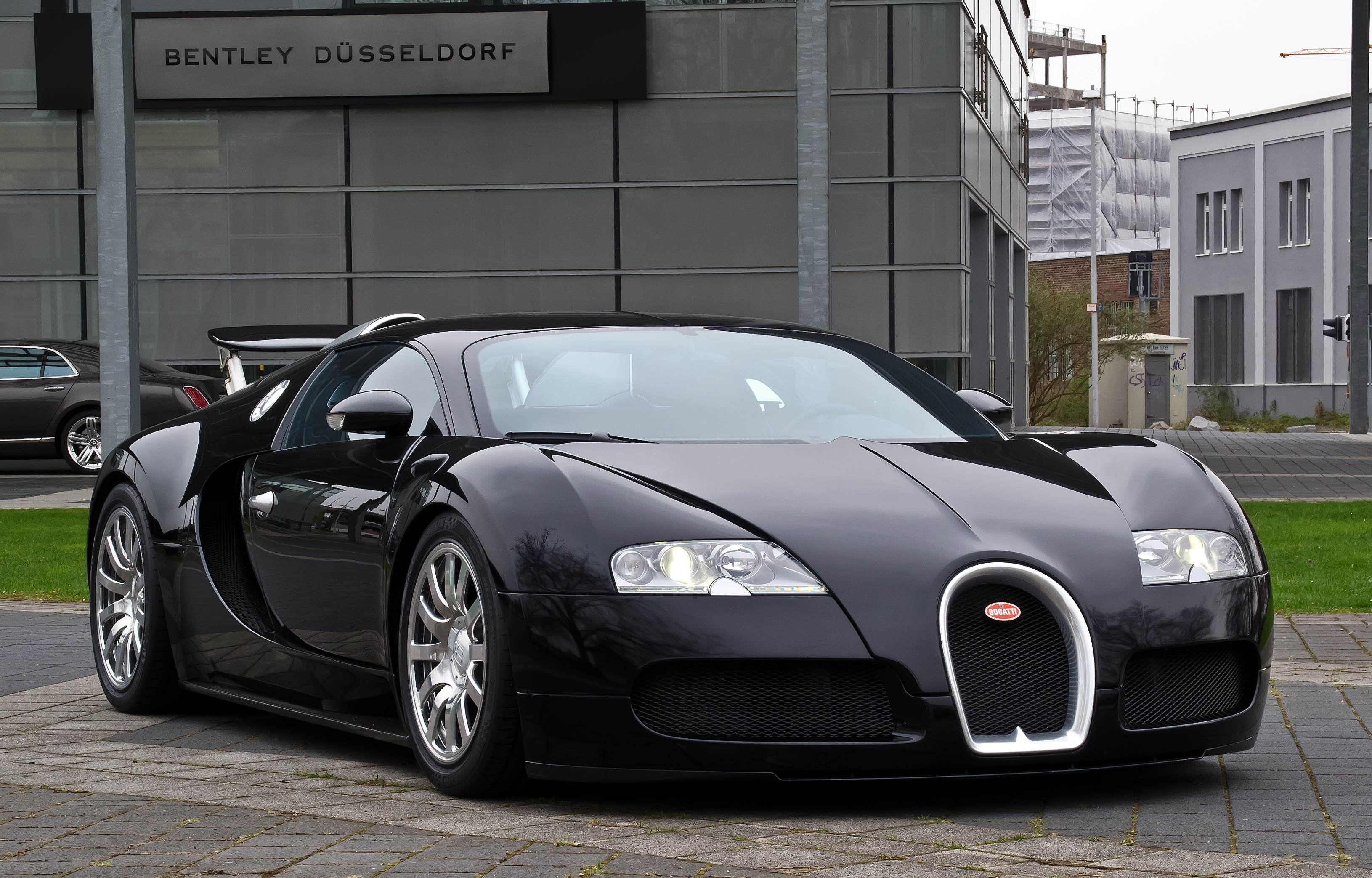 Bugatti_Veyron_16.4_%E2%80%93_Frontansicht_(1),_5._April_2012,_D%C3%BCsseldorf.jpg