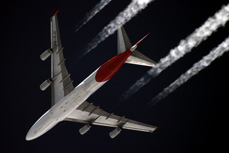 800px-Qantas_Boeing_747-400_VH-OJU_over_Starbeyevo_Kustov.jpg