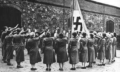women-salute-the-nazi-fla-010.jpg
