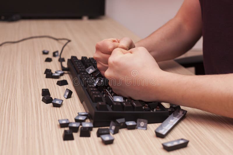 el-hombre-rompe-un-teclado-de-ordenador-mec%C3%A1nico-en-rabia-usando-ambos-pu%C3%B1os-83712167.jpg