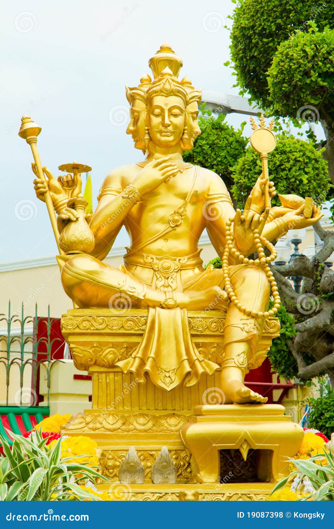 gold-statue-brahma-19087398.jpg