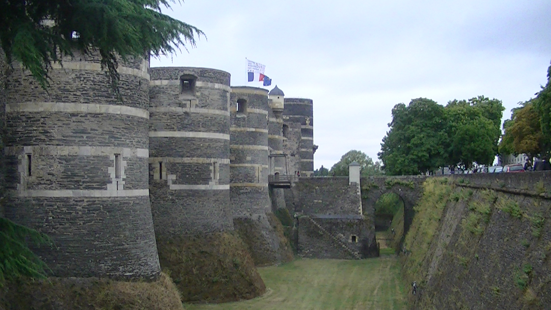 Angers_Castle_curtain_and_moat.jpg