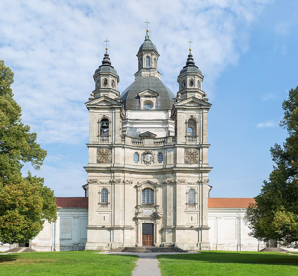 1200px-Pa%C5%BEaislis_Monastery_exterior%2C_Kaunas%2C_Lithuania_-_Diliff.jpg