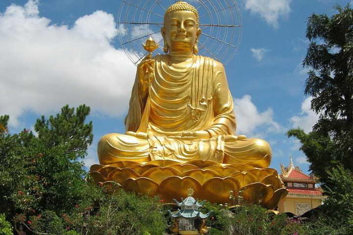 Golden-statue-of-Sakyamuni-Buddha-Dalat-720x480.jpg